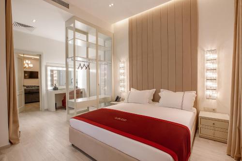 祖格迪迪LETO Boutique Hotel Zugdidi的一间带大床的卧室和一间浴室