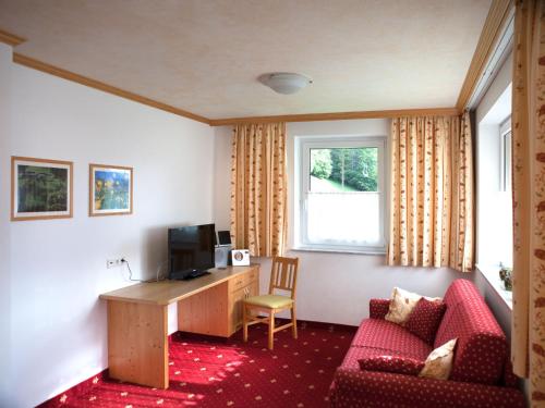 多弗加斯坦加施泰因旅馆的客房设有书桌、沙发和电视。