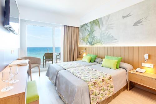 坎亚梅尔卡斯特尔皇家环球酒店的酒店客房设有一张床,享有海景。