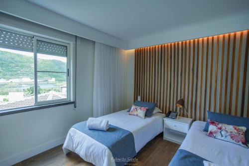 普拉亚达维多利亚Hotel Teresinha的卧室配有床、椅子和窗户。