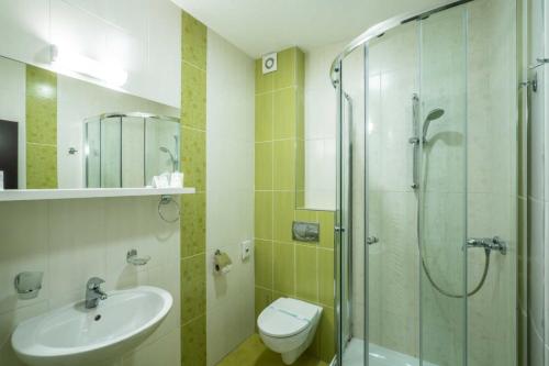 布拉迪斯拉发BNC酒店 - 餐厅 - 保龄球的带淋浴、卫生间和盥洗盆的浴室