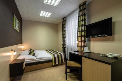 布拉迪斯拉发BNC酒店 - 餐厅 - 保龄球的酒店客房配有一张床、一张书桌和一部电话