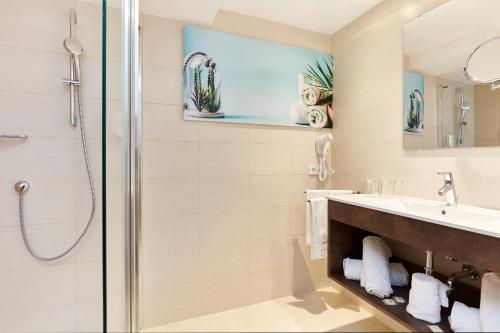 坎亚梅尔Universal Apartamentos Laguna Garden的带淋浴和盥洗盆的浴室