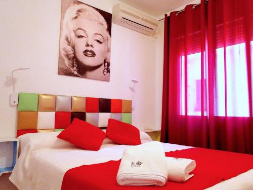 阿尔玛格鲁Almagro a un paso的一间卧室配有红色枕头的床