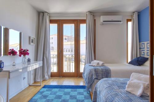 法鲁Casa da Avó的酒店客房设有两张床和一个阳台。