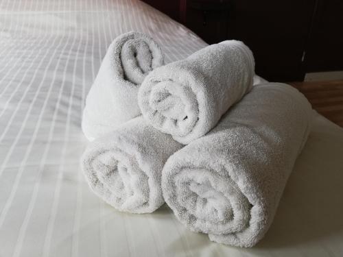 德帕内罗吉斯海特马安特杰酒店的床上的一大堆毛巾