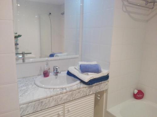 滨海普雷米亚agradable y familiar的浴室配有盥洗盆、镜子和浴缸