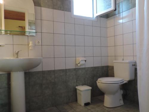 圣斯特凡诺斯APARTMENTS PELI-MARIA的一间带卫生间和水槽的浴室