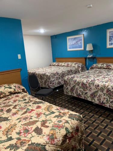 托纳万达蓝色瀑布汽车旅馆的酒店客房,设有两张床和蓝色的墙壁