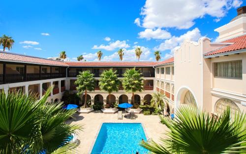 麦卡伦Casa De Palmas, Trademark Collection by Wyndham的享有酒店庭院的空中景致,设有游泳池