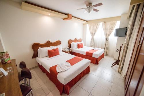 阿瓜斯卡连特斯伊丽莎白中心酒店的酒店客房配有两张床和吊扇。