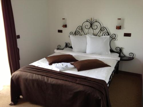 兰卡海度希洛尔旅馆的卧室配有一张带白色床单和枕头的大床。