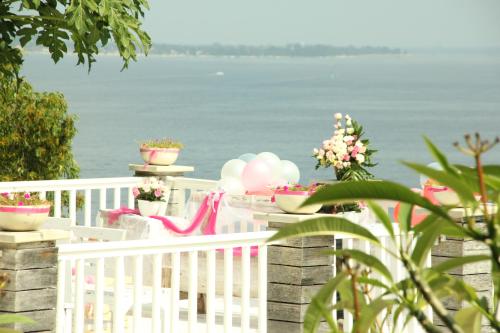 特鲁卡那拉特Princess of Mentigi Bay的白色的围栏,有粉红色和白色的气球和鲜花