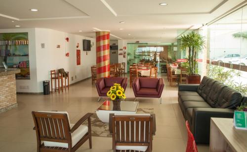 阿拉卡茹西马斯普拉亚酒店的大堂配有沙发和桌椅