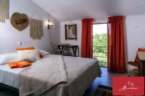 阿尔曼萨Guest House Almeixar的一间卧室配有床和红色窗帘的窗户