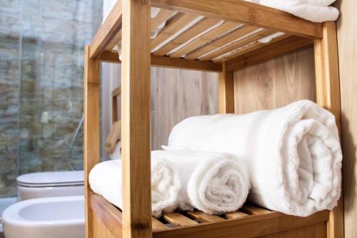 陶尔米纳Casa Lorenzo的浴室架子上的一大堆毛巾