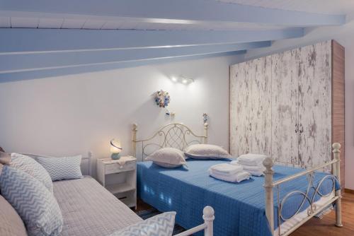 库卡里House of Arts的一间卧室设有两张床和蓝色的天花板