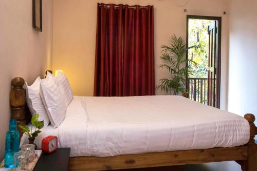 蓬蒂切里Villa Gomez的卧室配有一张大白色床和窗户