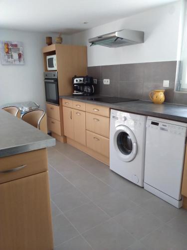 莫列马阿Appartement T2的厨房配有白色洗衣机。