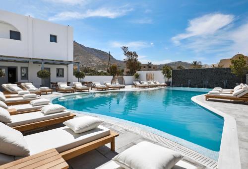 卡马利圣托里尼阿马拉套房旅馆的一个带躺椅的游泳池,一个度假胜地
