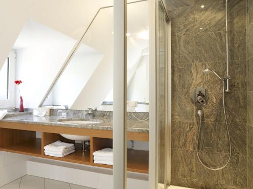 慕尼黑希尔朗格维尔德酒店的带淋浴和盥洗盆的浴室
