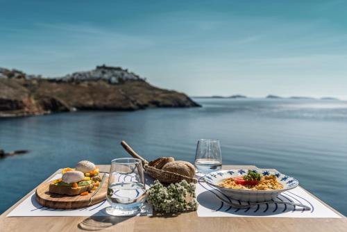 阿斯提帕莱亚镇Saluti Da Stampalia的一张带食物的桌子,享有海景
