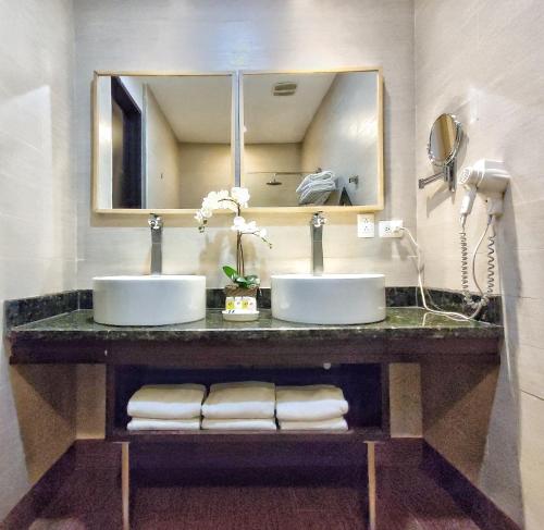 圣多明各韦斯顿套房酒店的浴室设有2个水槽和镜子