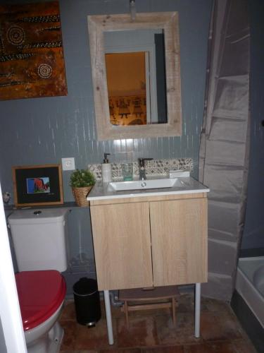 Sampzonle rocher de Sampzon的一间带水槽、卫生间和镜子的浴室
