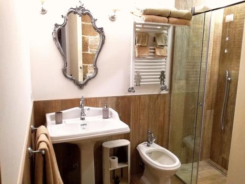 比通托Oltre le mura b&b的一间带水槽、卫生间和镜子的浴室