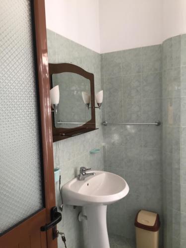 都拉斯Hotel Moris的一间带水槽和镜子的浴室
