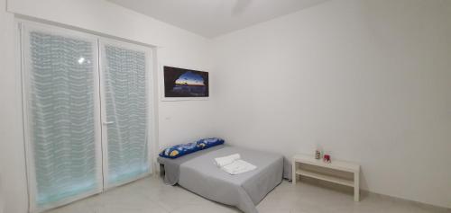 佩斯卡拉La Dimora di Maja的白色的客房设有床和窗户。