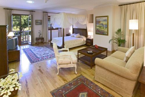 尤比雅克日德桑蒂拉纳旅馆的一间卧室设有一张床和一间客厅。