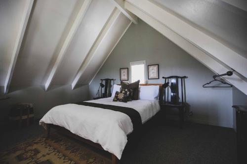 帕帕库拉Kakariki Cottage的阁楼上的卧室配有一张大床