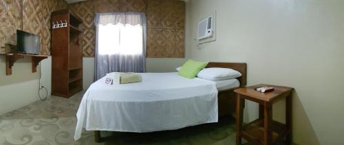 曼巴豪山景度假屋的一间卧室设有两张床和窗户。