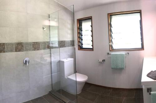拉罗汤加Pacific views, tranquil location, extra large home, Navy House 1的一间带卫生间和玻璃淋浴间的浴室