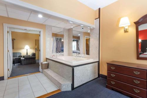 华美达纽堡西点酒店的一间浴室