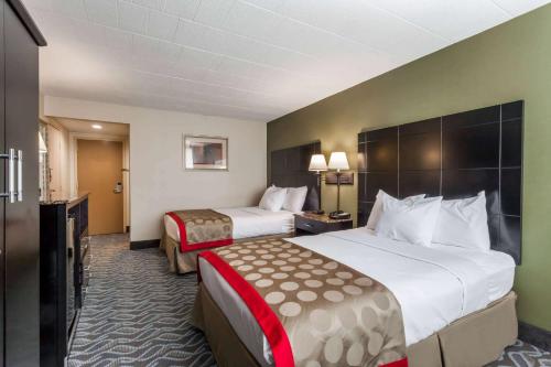 纽堡华美达纽堡西点酒店的酒店客房设有两张床和电视。