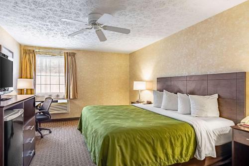 Quality Inn Burkeville Hwy 360& 460客房内的一张或多张床位