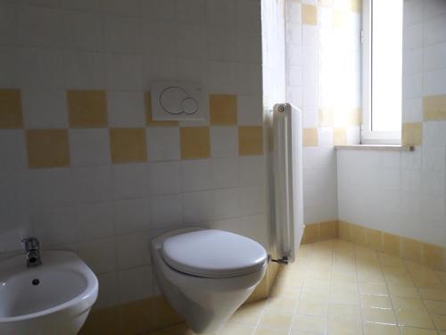 奥西莫La casa di Lalla的一间带卫生间和水槽的浴室