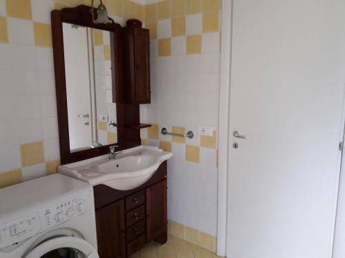 奥西莫La casa di Lalla的一间带水槽和洗衣机的浴室