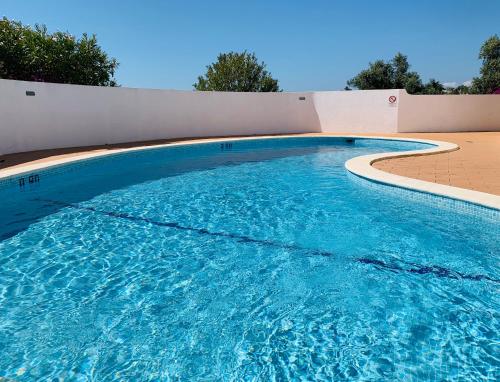 卡武埃鲁Villa Tara Christina的蓝色海水大型游泳池