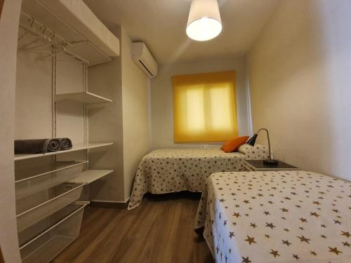 马拉加马拉加火车主站格沃公寓的小房间设有两张床和一个衣柜
