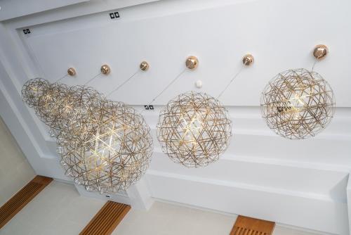 苏林海滩Apartment at Aristo Surin by Lofty的悬挂在天花板上的球