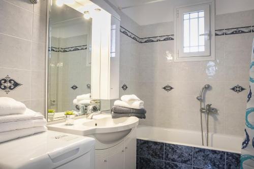 MarkópoulonVilla Alessandra的白色的浴室设有水槽和淋浴。