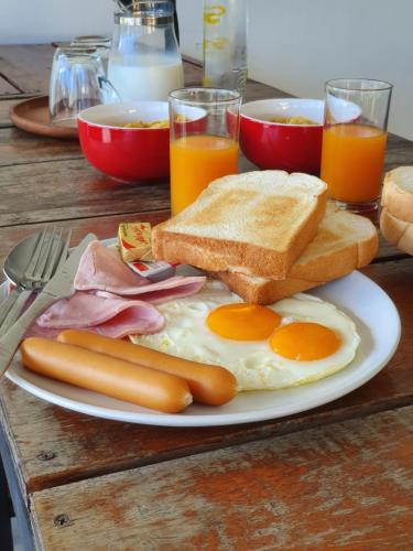 湄南海滩坎拉亚公园酒店的包括鸡蛋香肠和烤面包的早餐食品