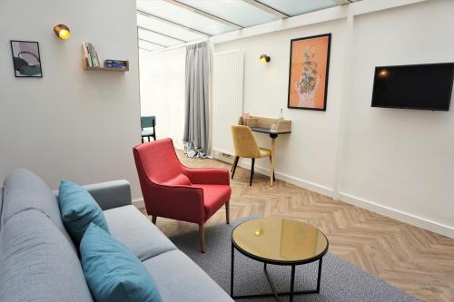 魏玛dieSonne的客厅配有沙发、椅子和桌子