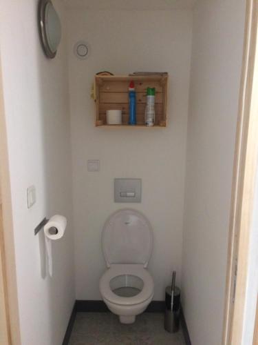 巴约讷Baiona的一间带卫生间的小浴室,配有木架