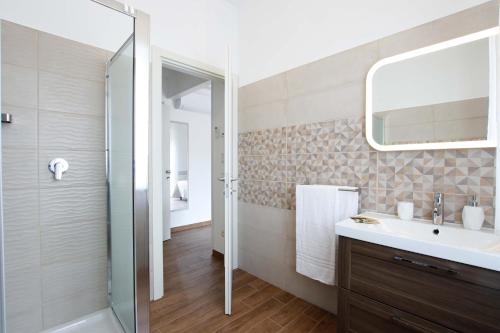 努马纳Affittacamere da Sabri的带淋浴、盥洗盆和镜子的浴室
