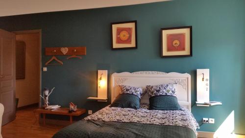 隆河省clos st Joseph的一间卧室配有一张蓝色墙壁的床