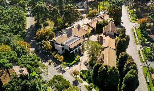 卡内拉苏珊娜维拉公园酒店的享有带庭院的房屋的空中景致